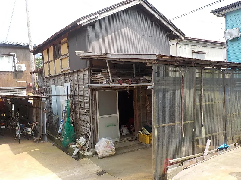 解体前の土蔵と、まわりに置かれた物