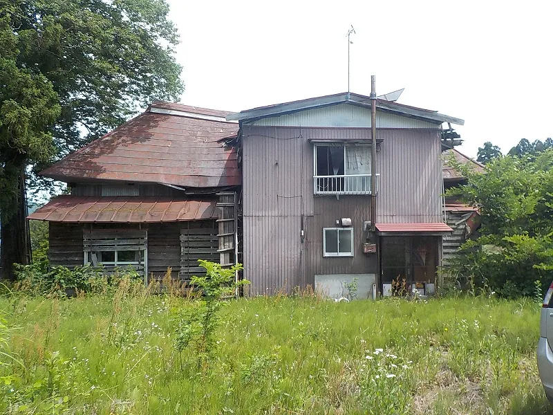 一部が茅葺き屋根の空き家(40坪)の解体前